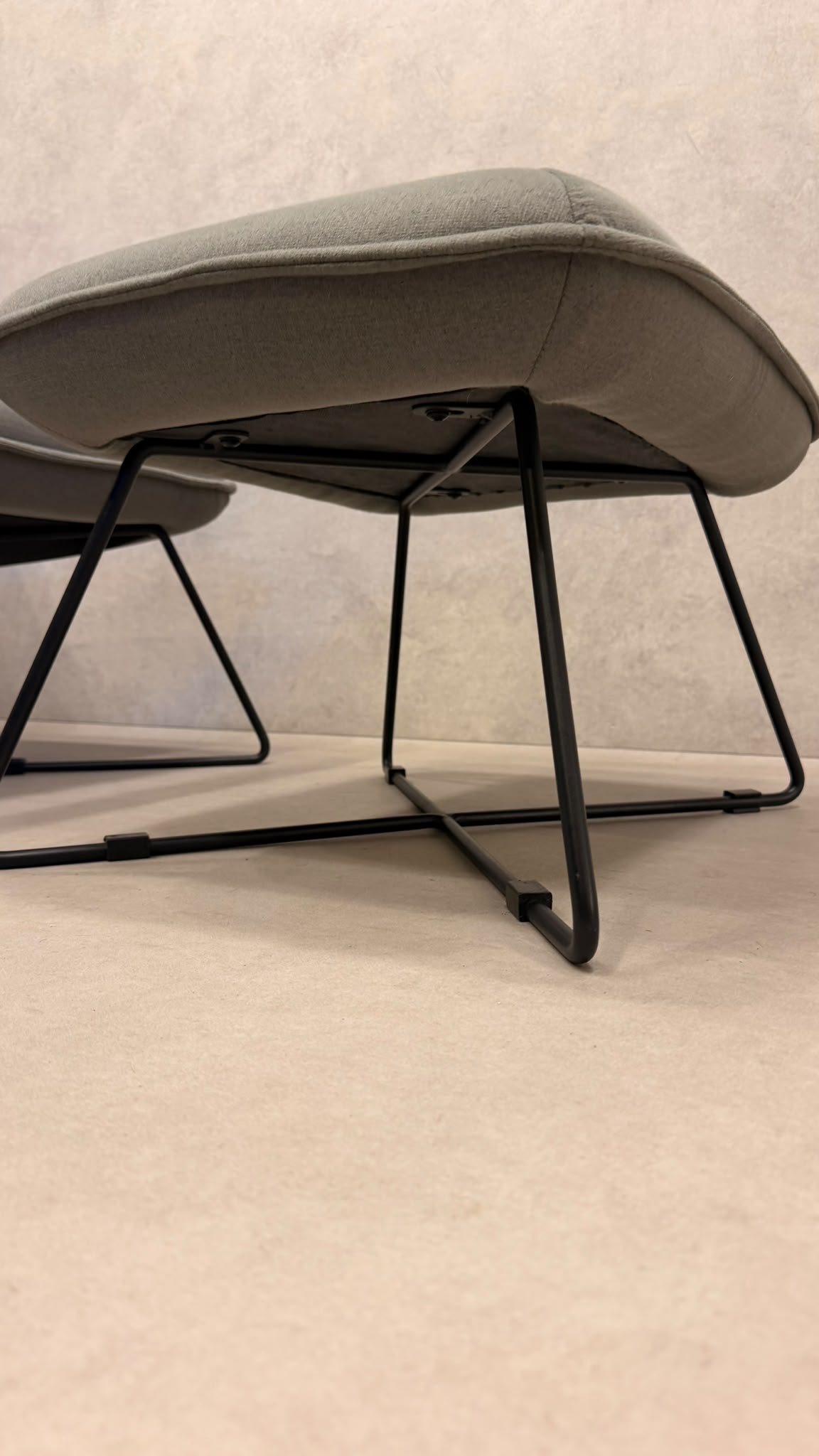 Eleganter Design Sessel Grau mit Metallgestell und Ottoman