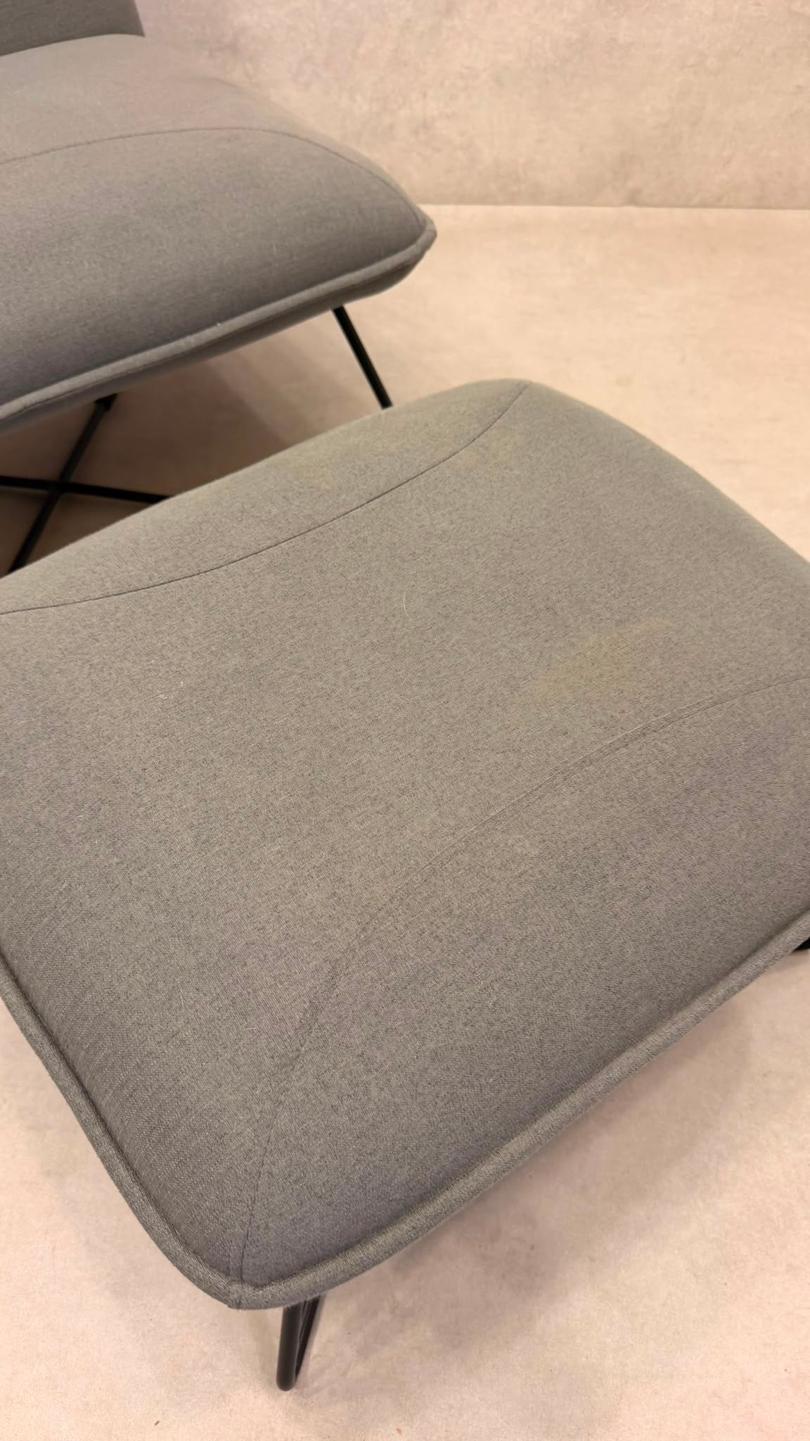 Eleganter Design Sessel Grau mit Metallgestell und Ottoman
