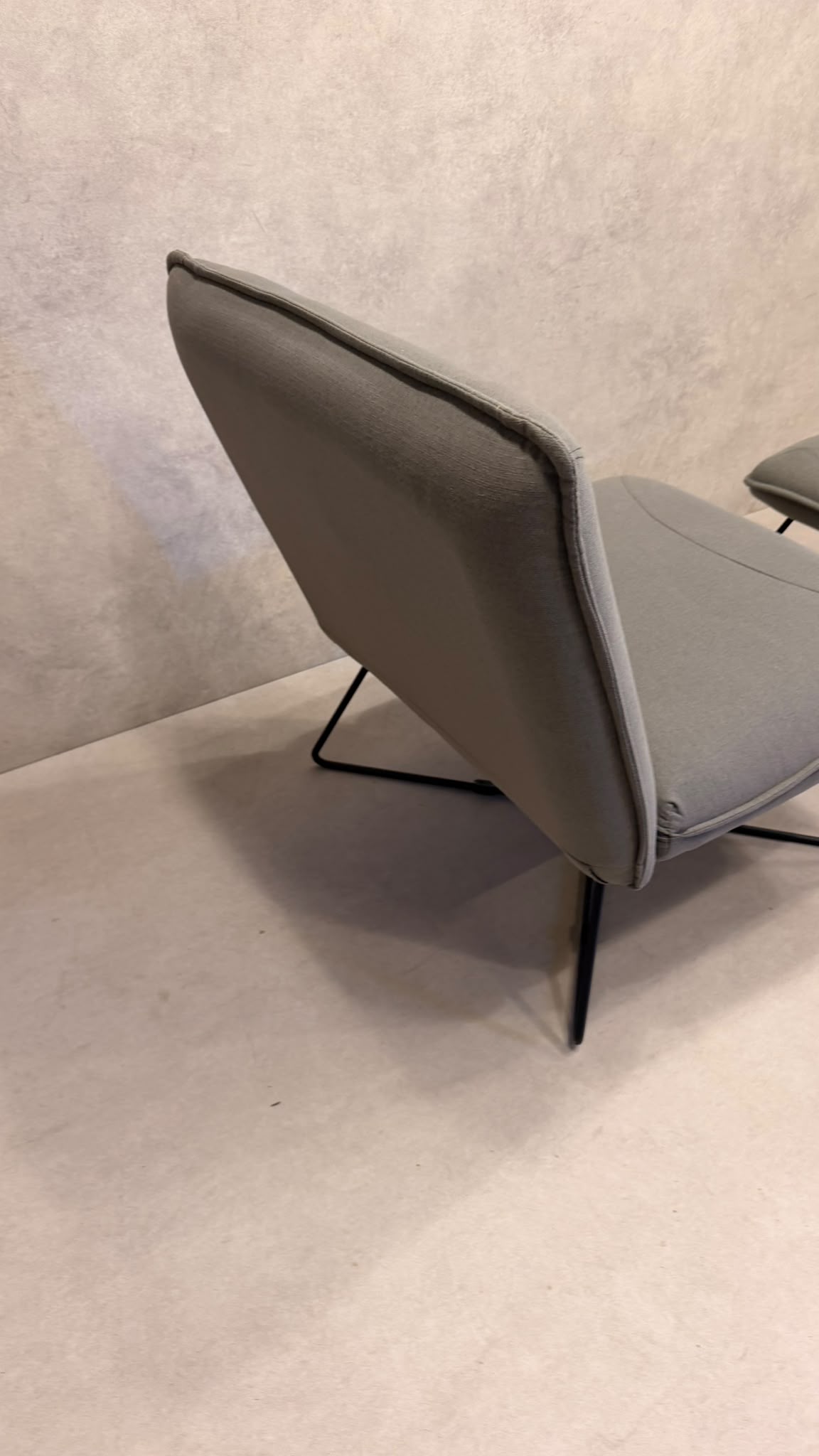 Eleganter Design Sessel Grau mit Metallgestell und Ottoman