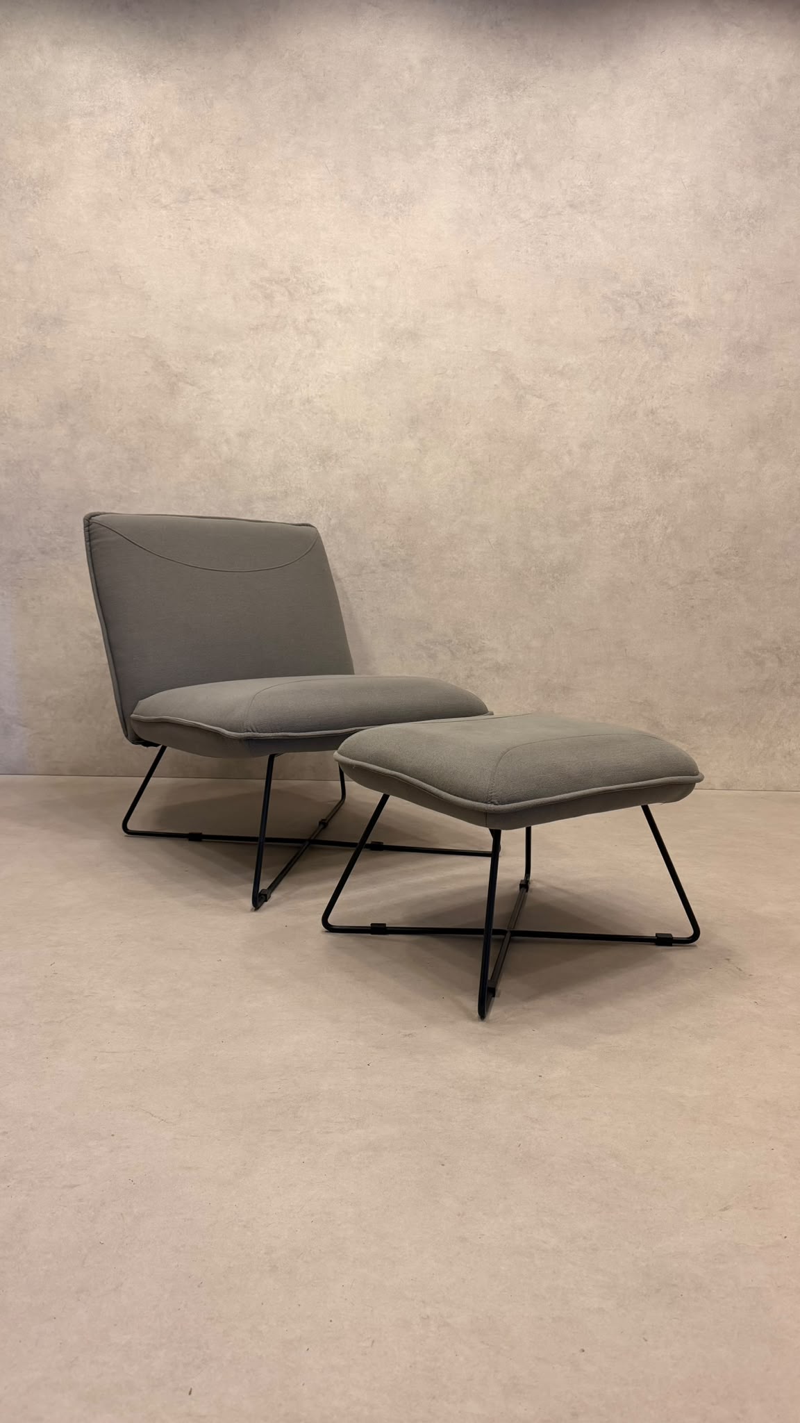 Eleganter Design Sessel Grau mit Metallgestell und Ottoman