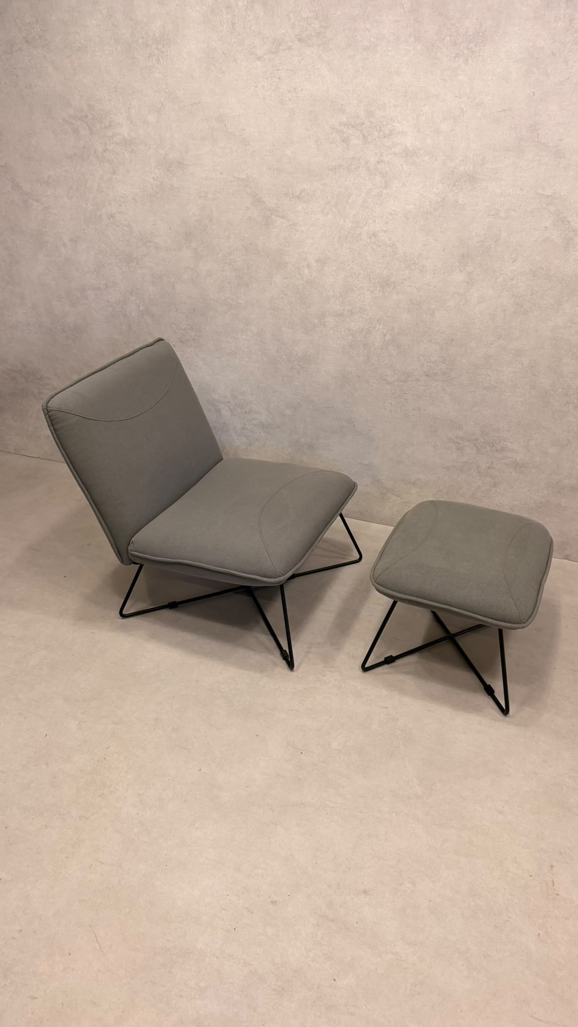Eleganter Design Sessel Grau mit Metallgestell und Ottoman