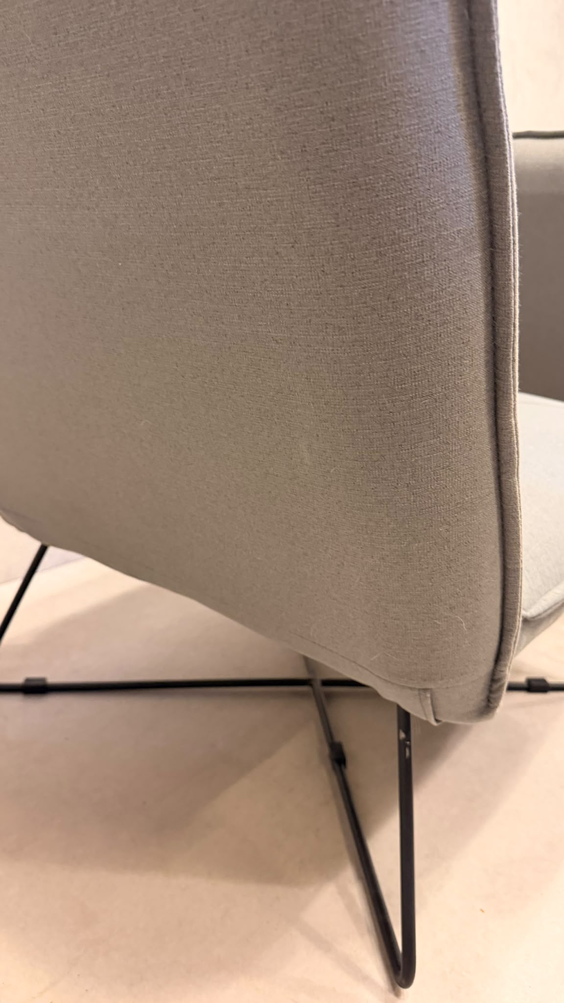 Eleganter Design Sessel Grau mit Metallgestell und Ottoman