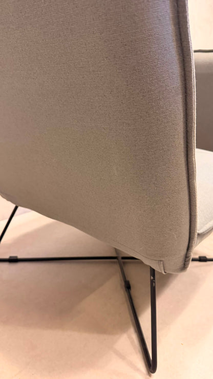 Eleganter Design Sessel Grau mit Metallgestell und Ottoman