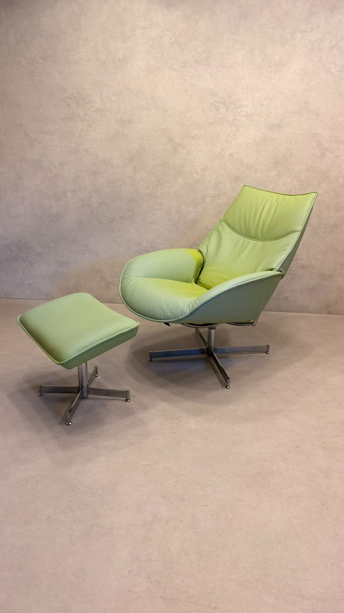 Skandinavischer Sessel Lotus von Kebe aus Leder mit Ottoman