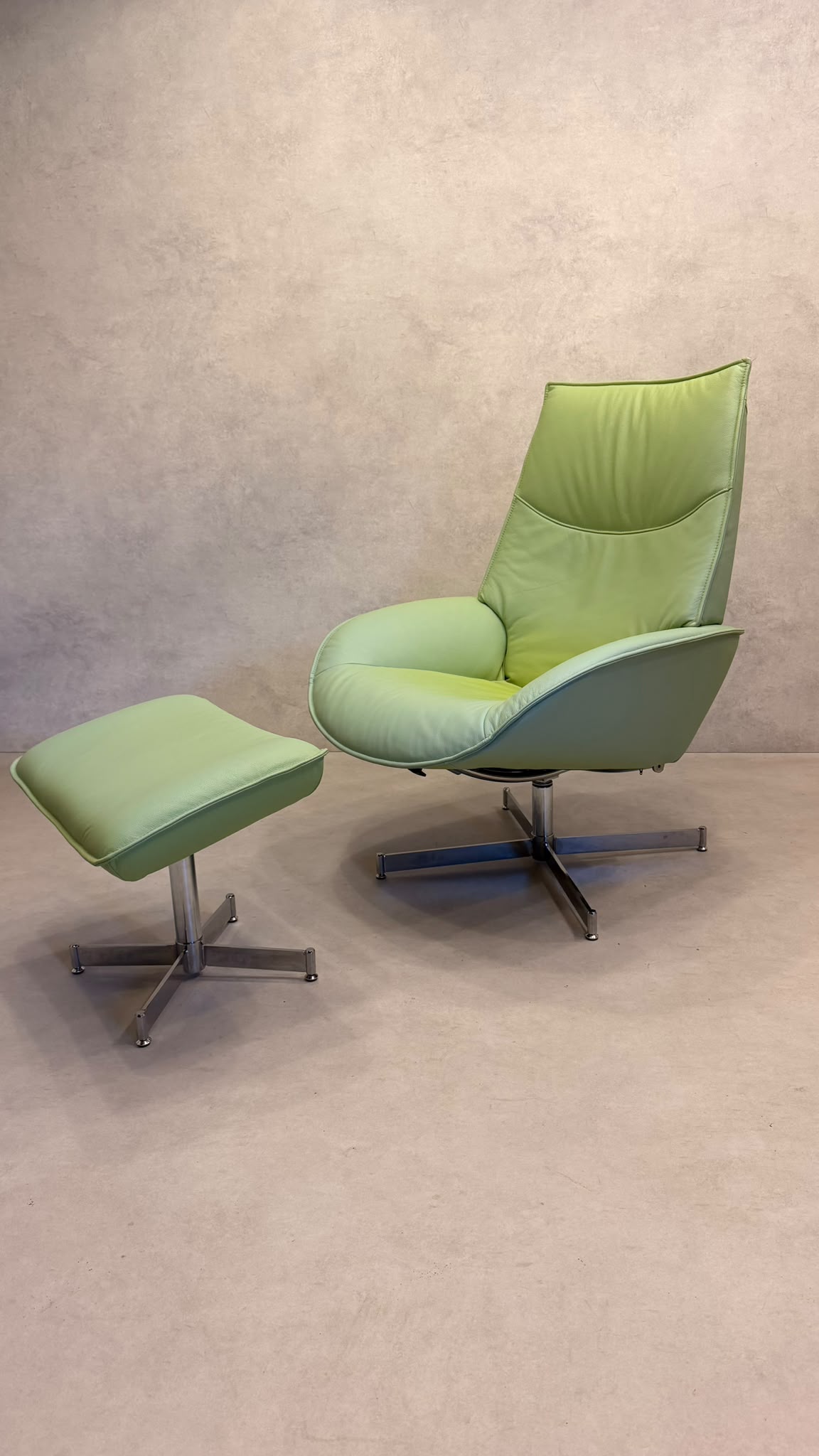Skandinavischer Sessel Lotus von Kebe aus Leder mit Ottoman