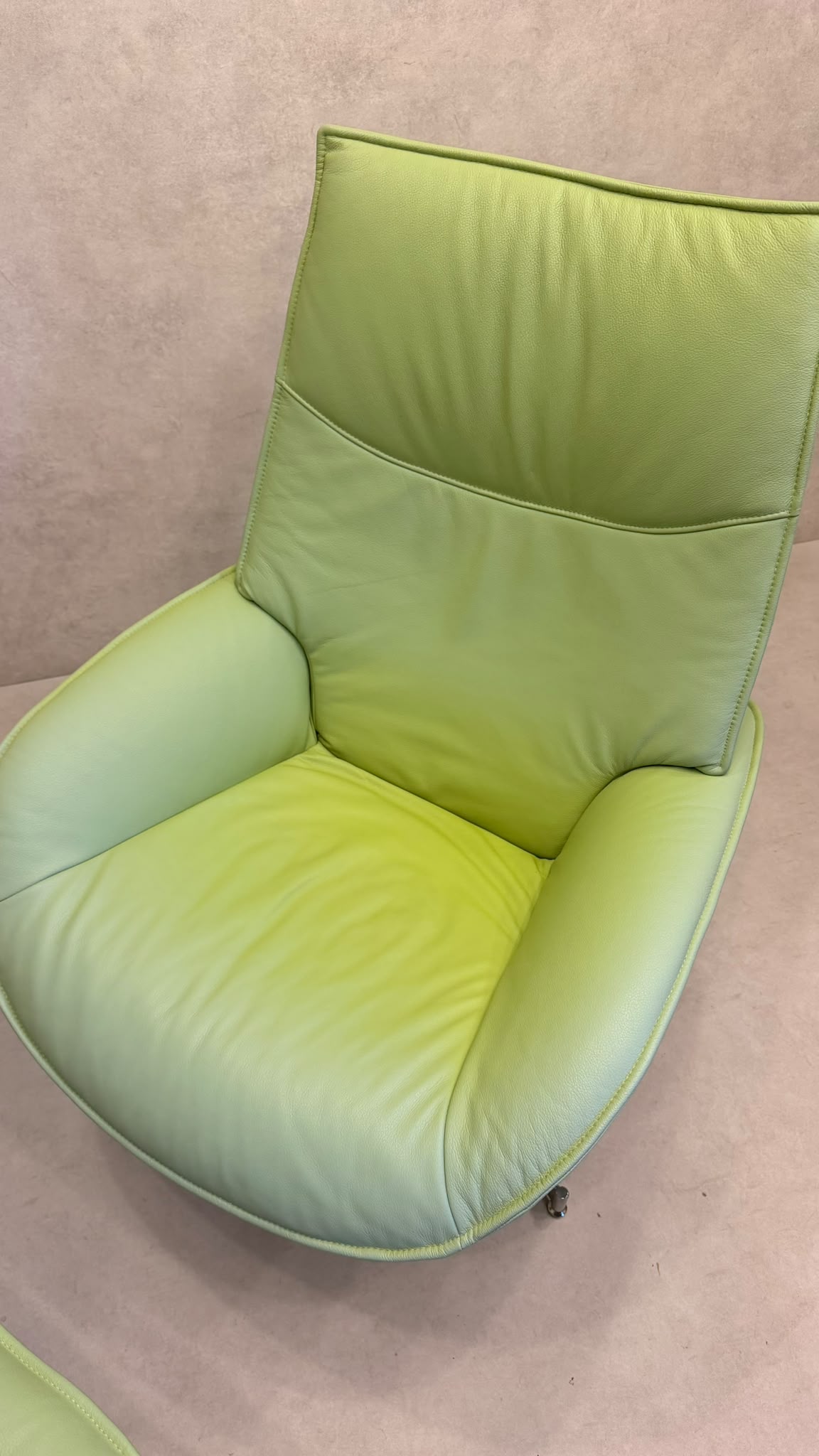 Skandinavischer Sessel Lotus von Kebe aus Leder mit Ottoman