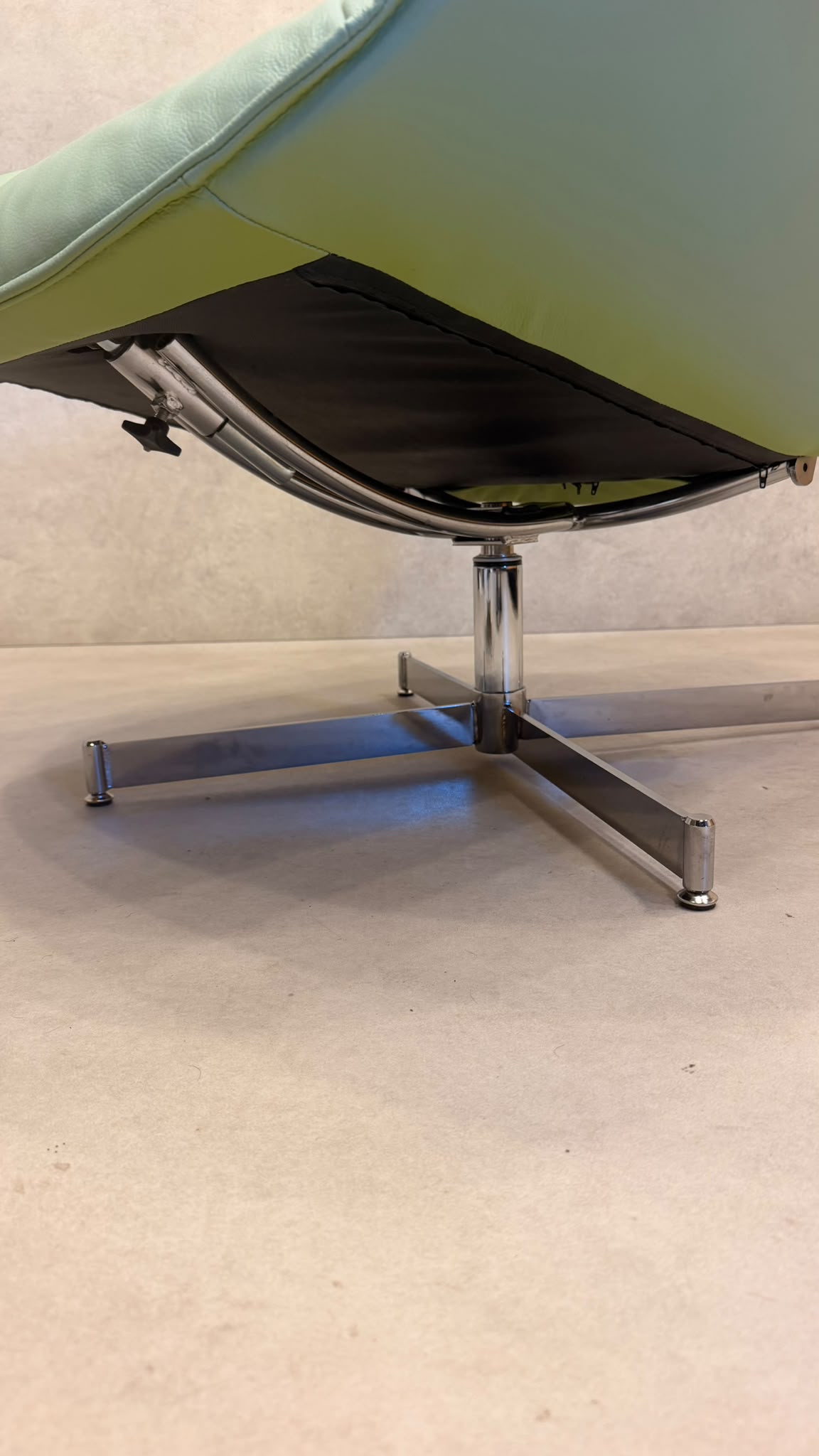 Skandinavischer Sessel Lotus von Kebe aus Leder mit Ottoman