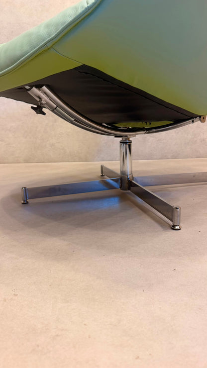 Skandinavischer Sessel Lotus von Kebe aus Leder mit Ottoman