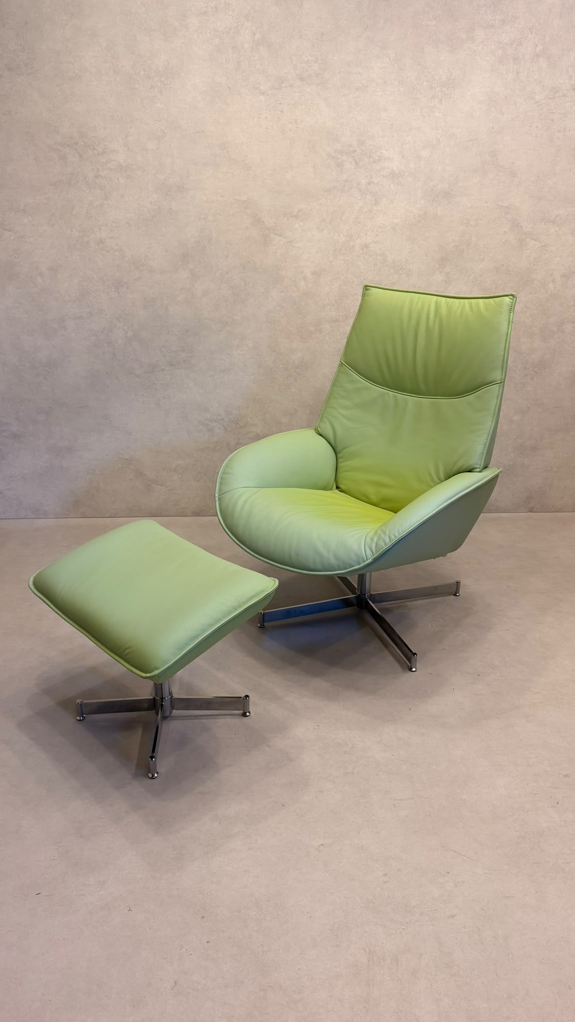 Skandinavischer Sessel Lotus von Kebe aus Leder mit Ottoman