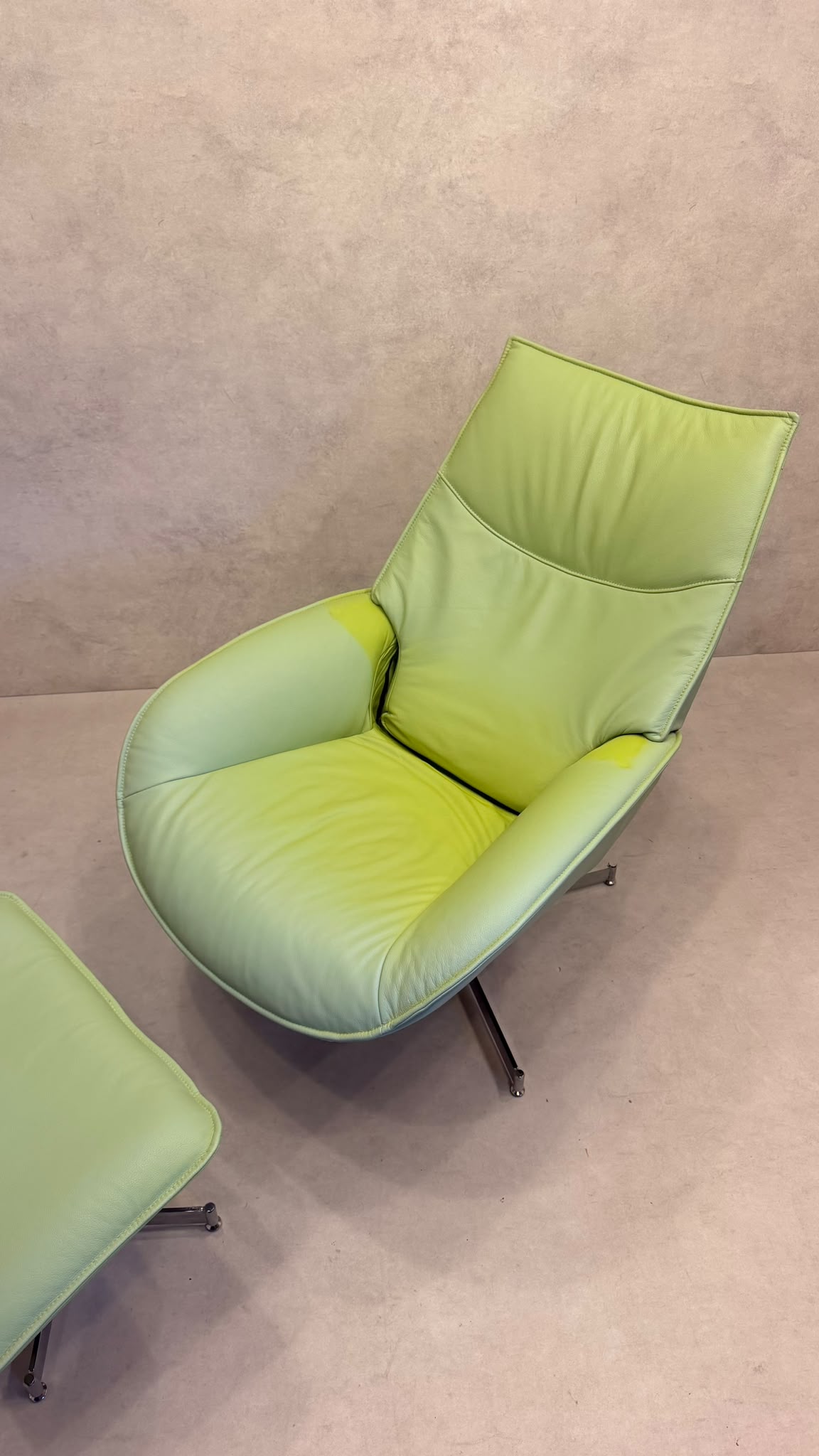 Skandinavischer Sessel Lotus von Kebe aus Leder mit Ottoman