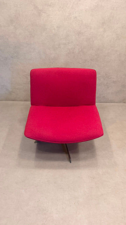 Lounge Sessel drehbar in leuchtendem Pink mit Metallfuss