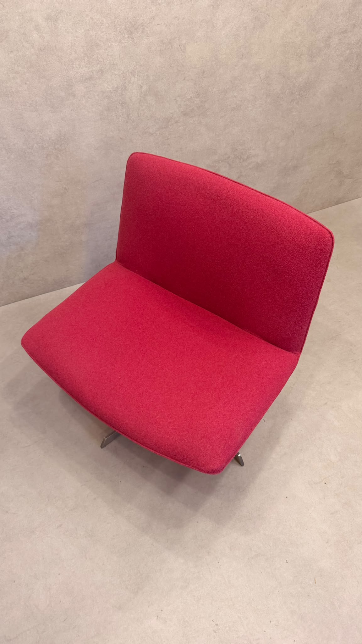 Lounge Sessel drehbar in leuchtendem Pink mit Metallfuss