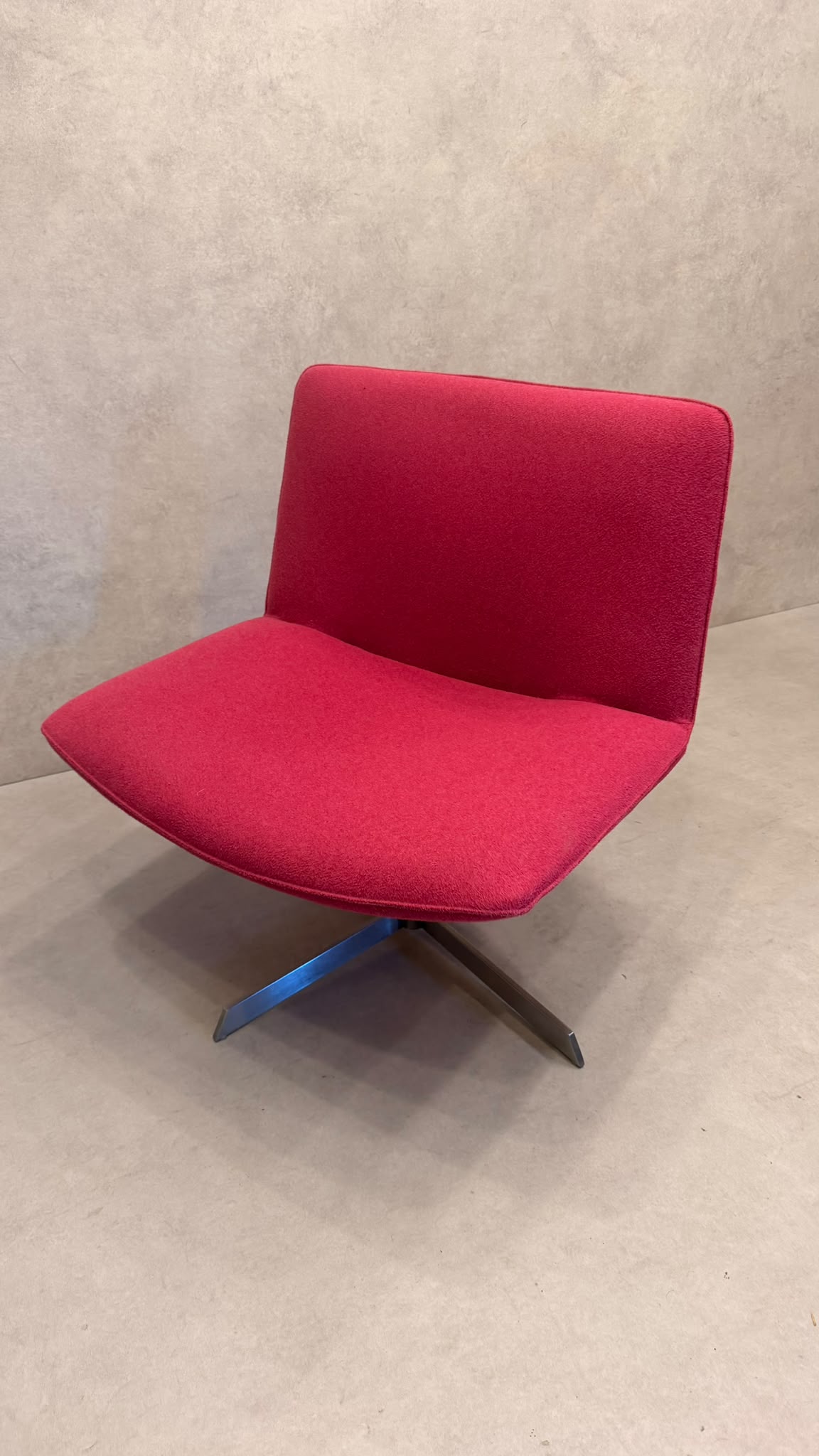 Lounge Sessel drehbar in leuchtendem Pink mit Metallfuss