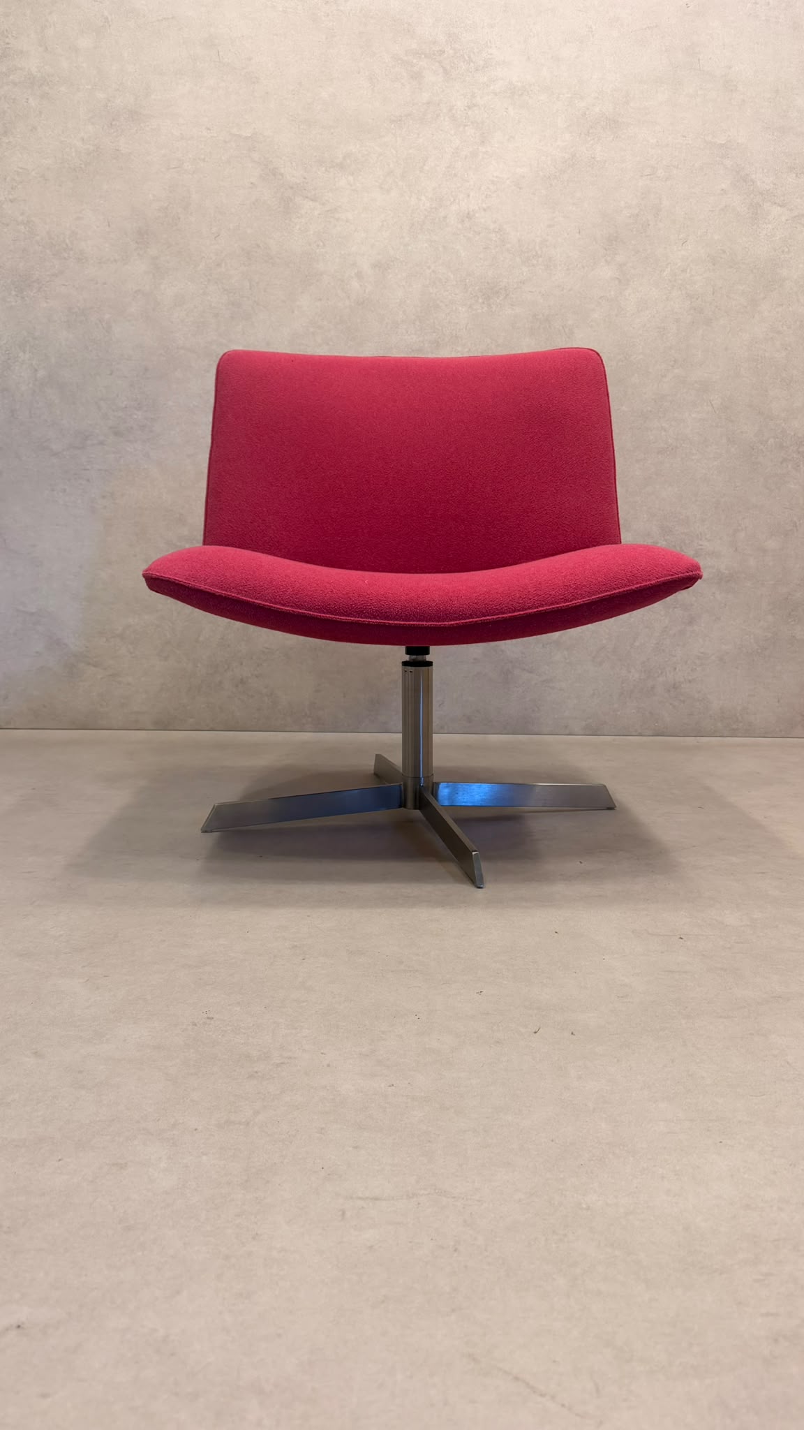 Lounge Sessel drehbar in leuchtendem Pink mit Metallfuss