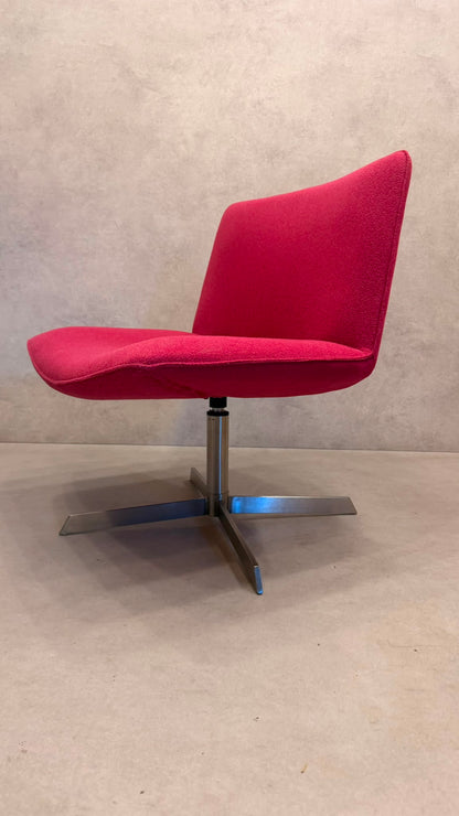 Lounge Sessel drehbar in leuchtendem Pink mit Metallfuss