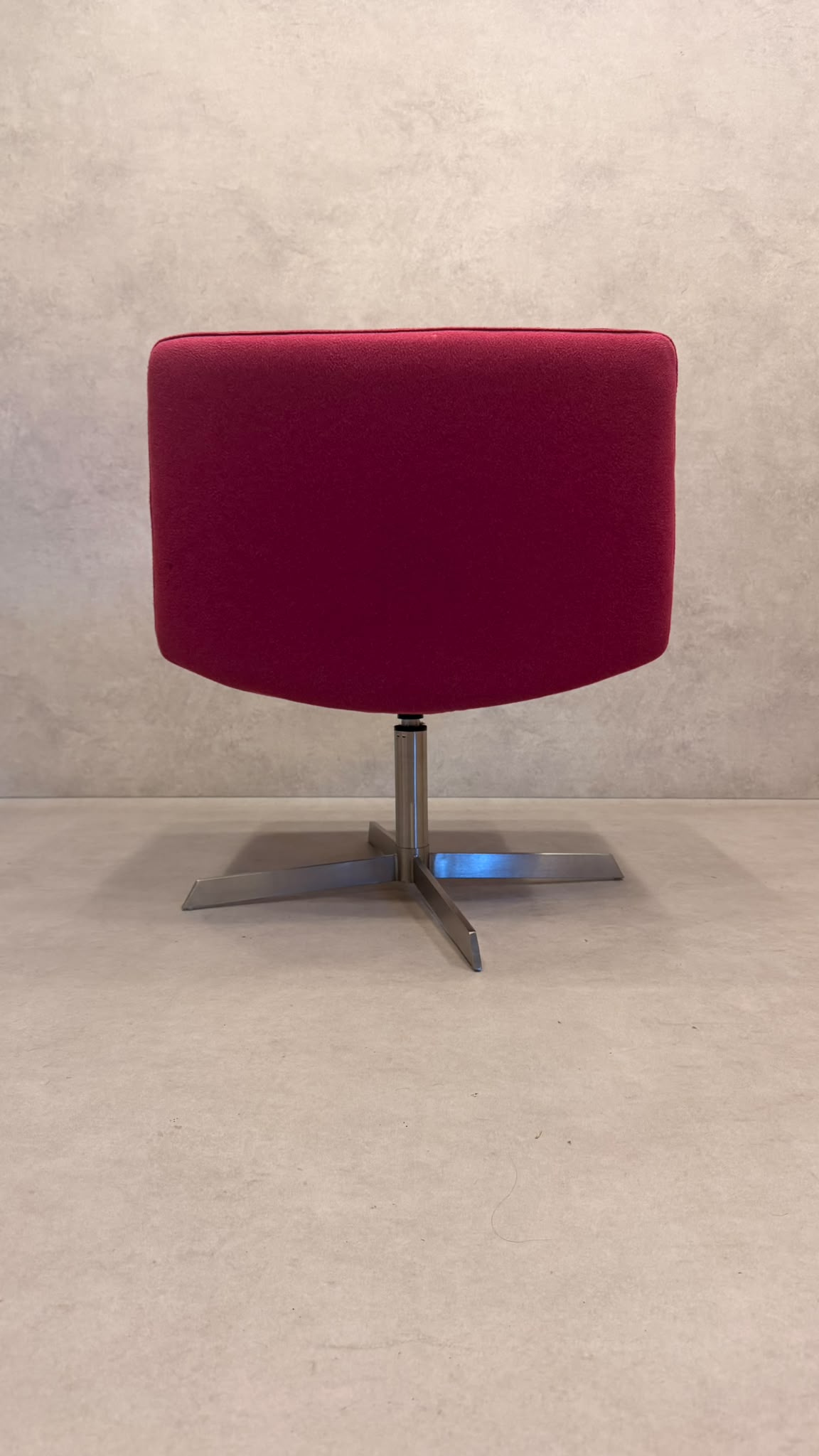 Lounge Sessel drehbar in leuchtendem Pink mit Metallfuss