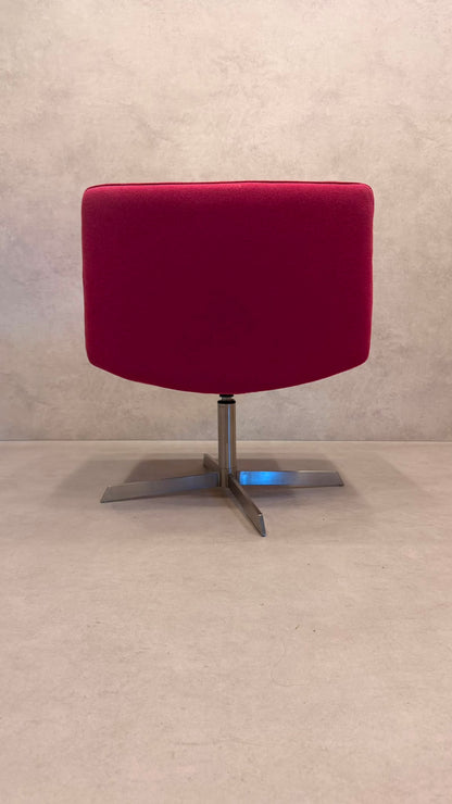 Lounge Sessel drehbar in leuchtendem Pink mit Metallfuss
