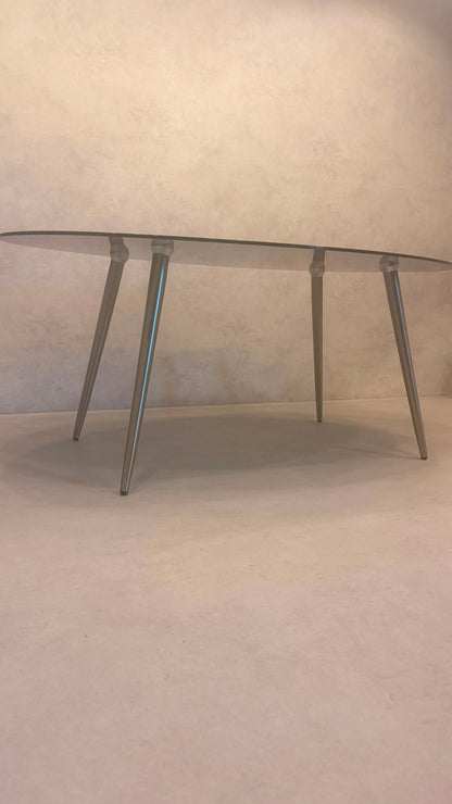 Ovaler Design Esstisch mit Rauchglas & Metallgestell