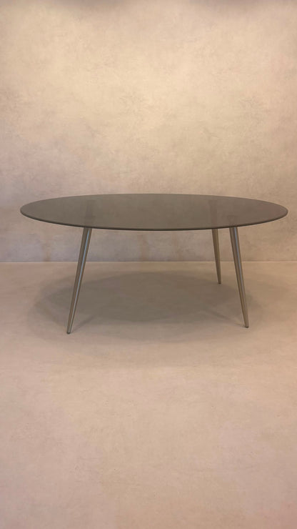 Ovaler Design Esstisch mit Rauchglas & Metallgestell