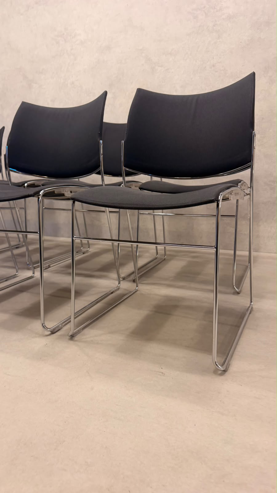 Casala Design Stapelstuhl Curvy schwarz gepolstert mit Chrom
