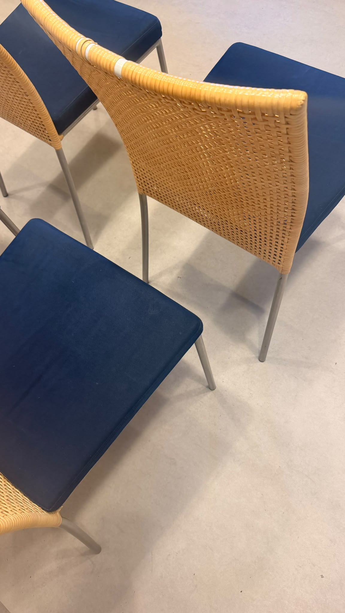 4er Set Design Stühle Rattan Stil Edelstahl Samt blau/beige