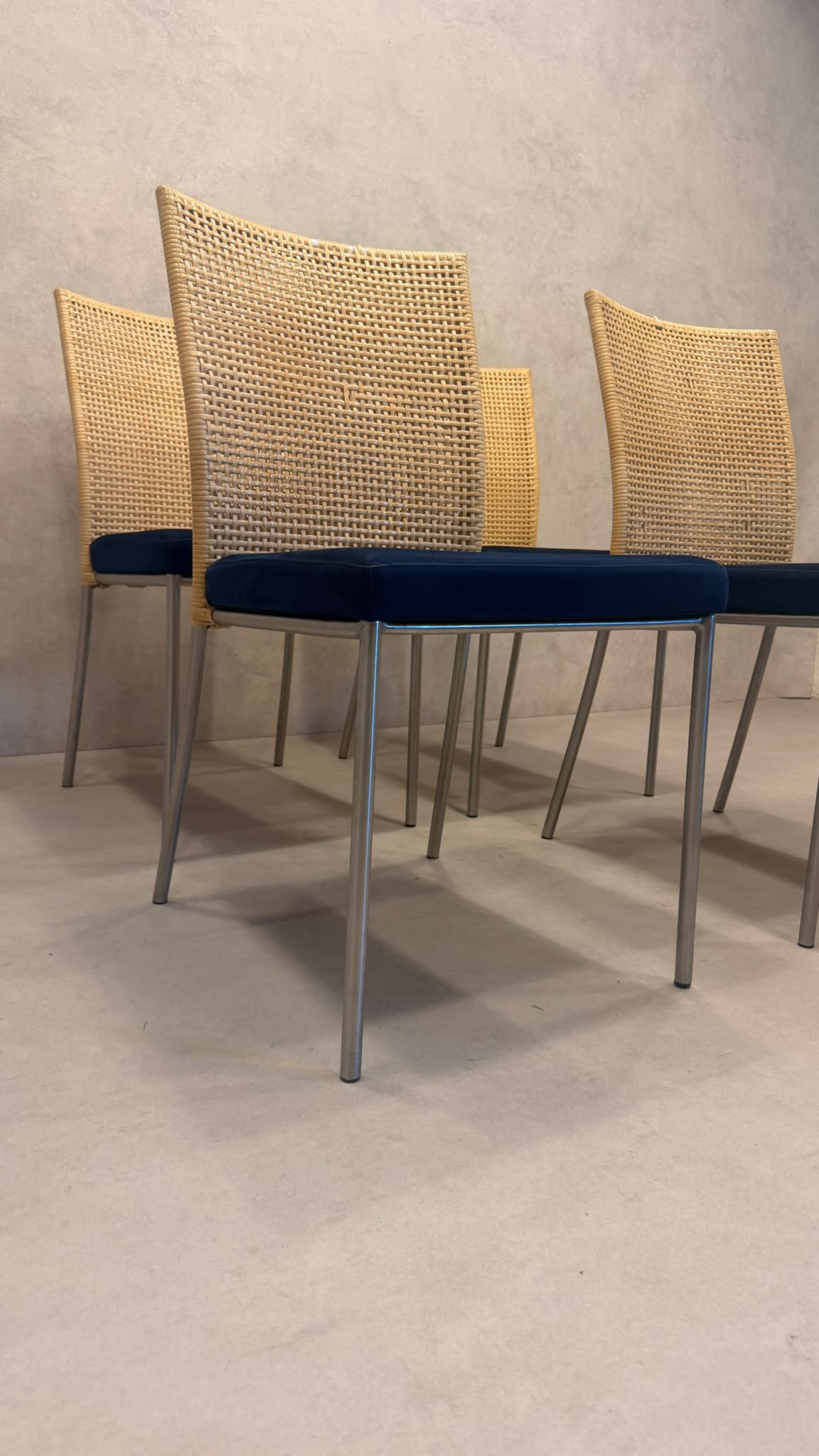 4er Set Design Stühle Rattan Stil Edelstahl Samt blau/beige