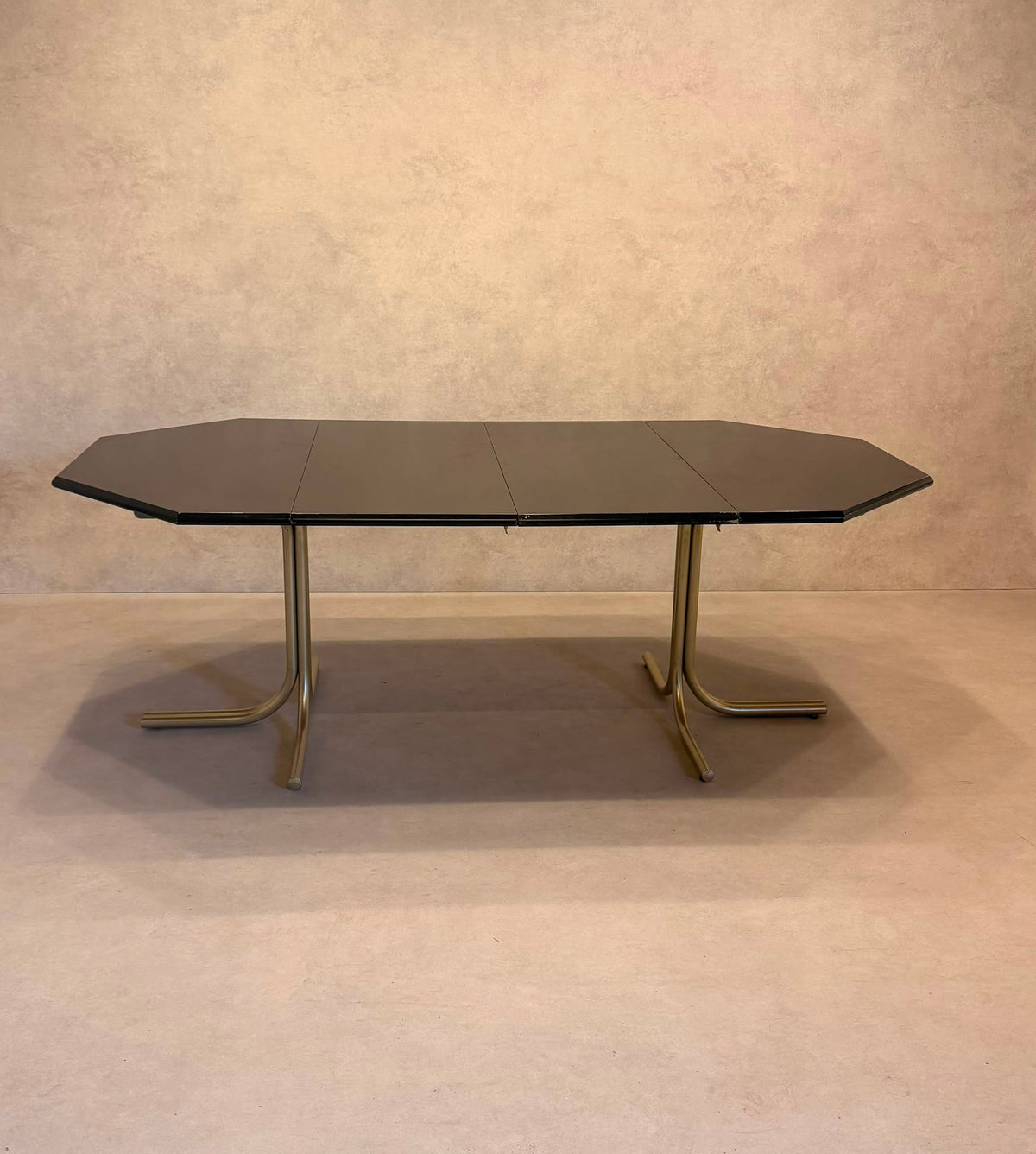 Achteckiger Vintage Tisch in schwarz und Chromfüsse