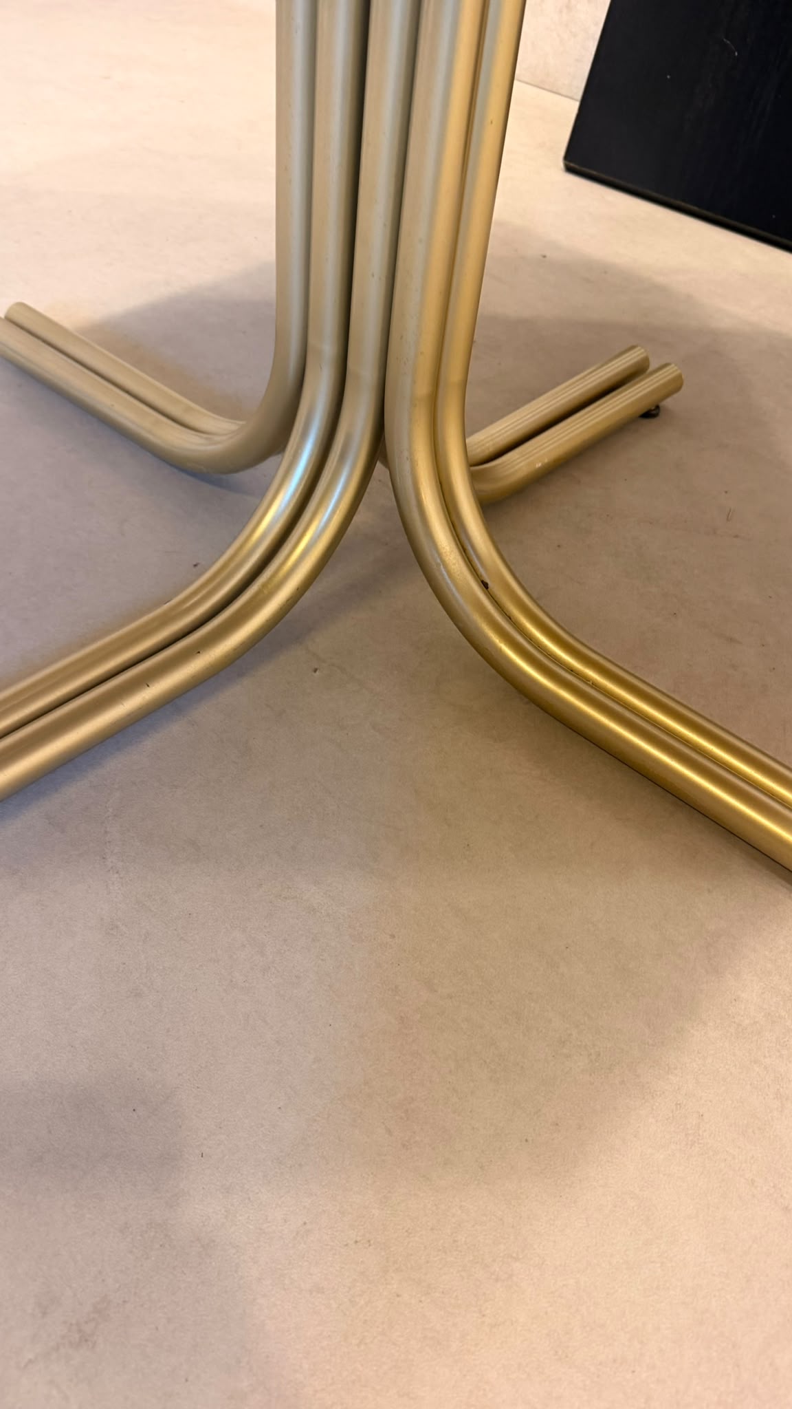 Achteckiger Vintage Tisch in schwarz und Chromfüsse
