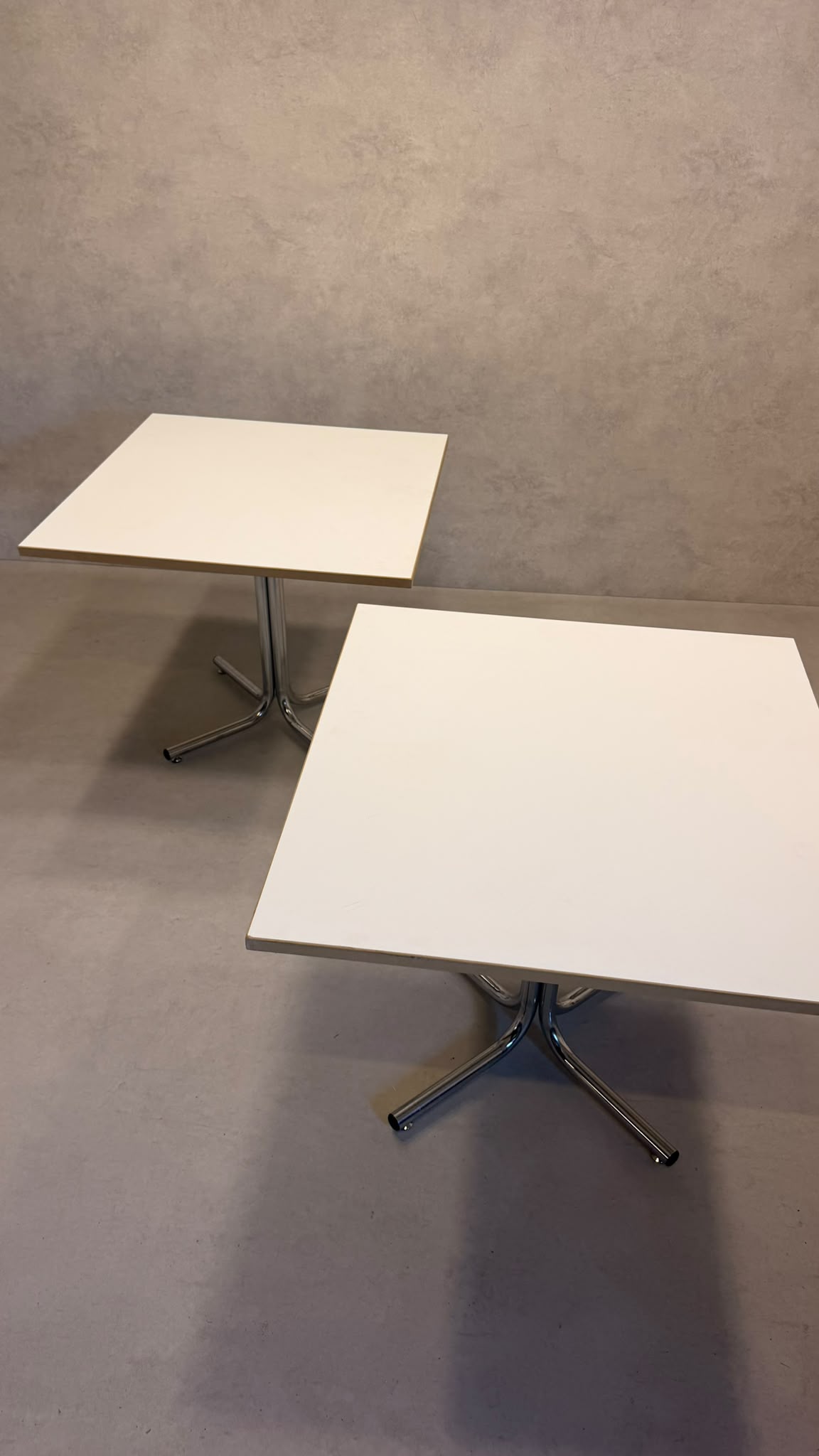 Vintage Tisch mit weisser Tischplatte und Chromfüsse