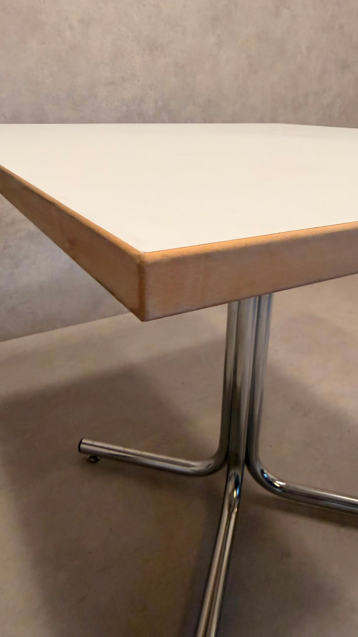 Vintage Tisch mit weisser Tischplatte und Chromfüsse