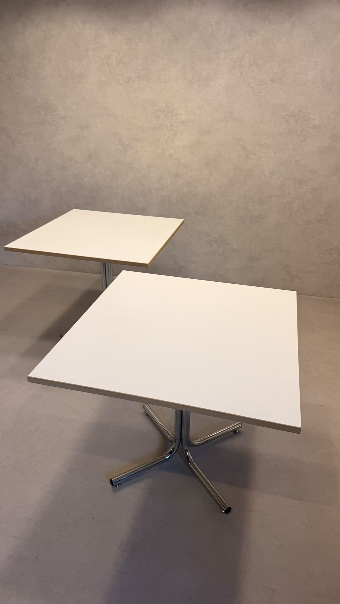 Vintage Tisch mit weisser Tischplatte und Chromfüsse
