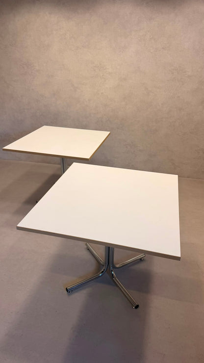 Vintage Tisch mit weisser Tischplatte und Chromfüsse