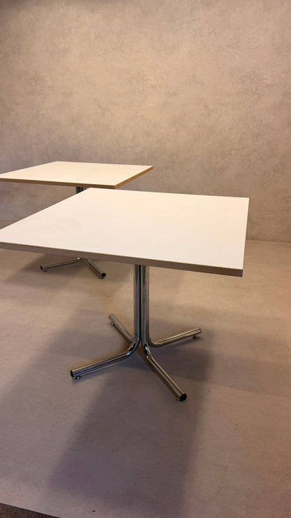 Vintage Tisch mit weisser Tischplatte und Chromfüsse