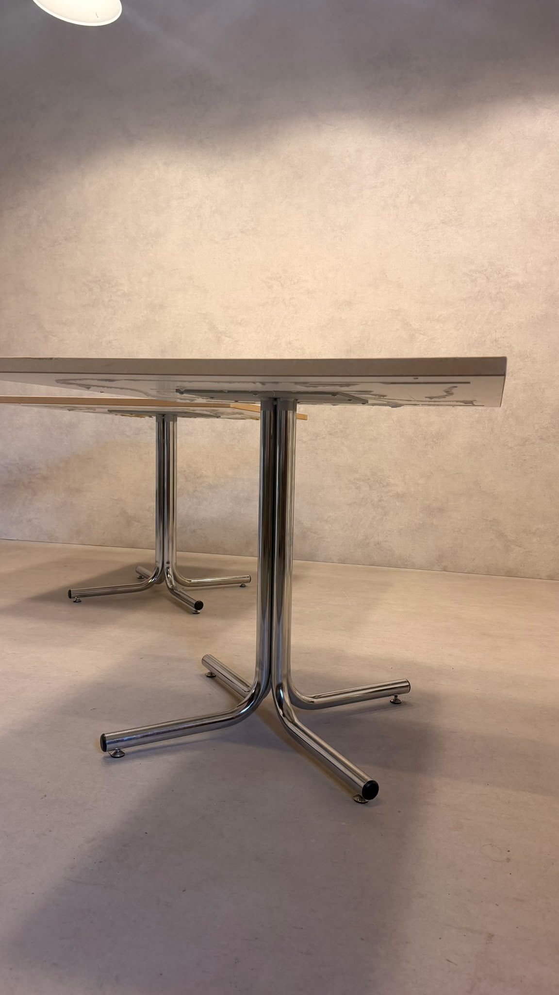 Vintage Tisch mit weisser Tischplatte und Chromfüsse