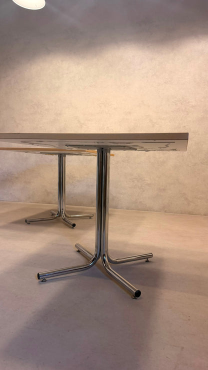Vintage Tisch mit weisser Tischplatte und Chromfüsse