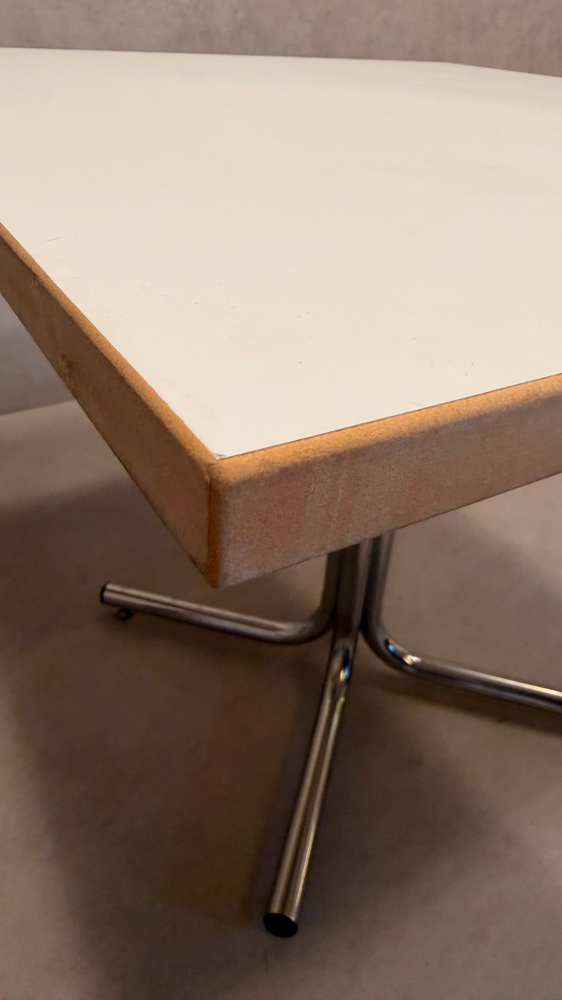 Vintage Tisch mit weisser Tischplatte und Chromfüsse