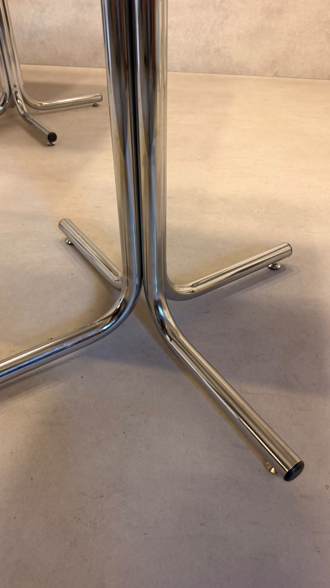 Vintage Tisch mit weisser Tischplatte und Chromfüsse