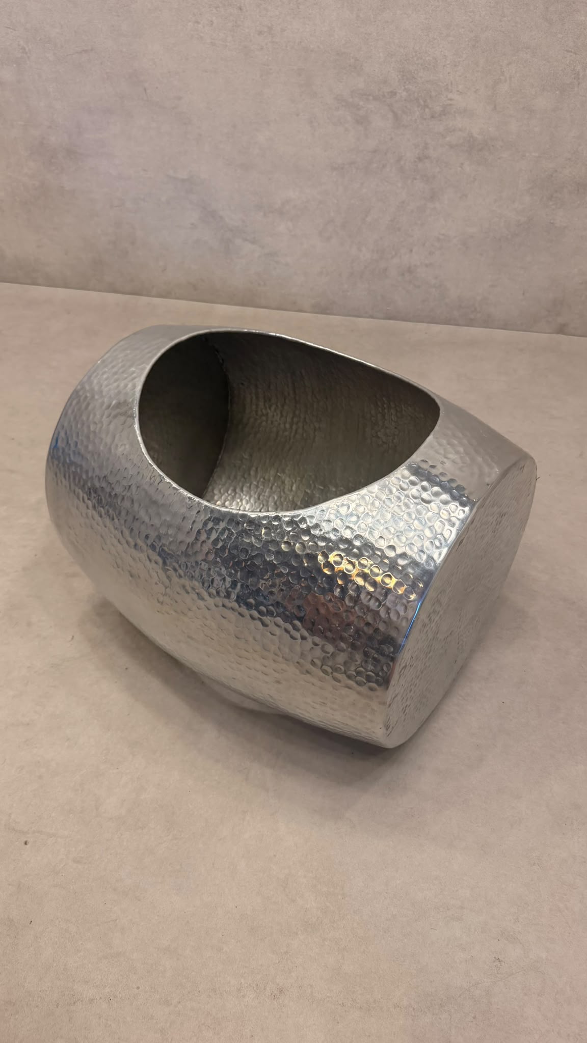 Design Beistelltisch aus gehämmertem Metall Silber