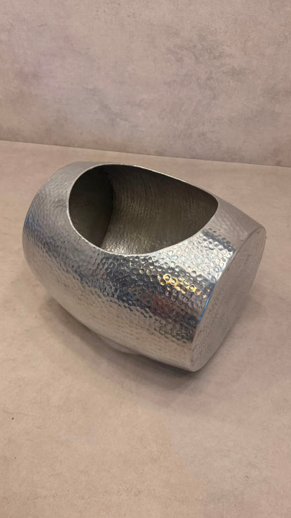 Design Beistelltisch aus gehämmertem Metall Silber