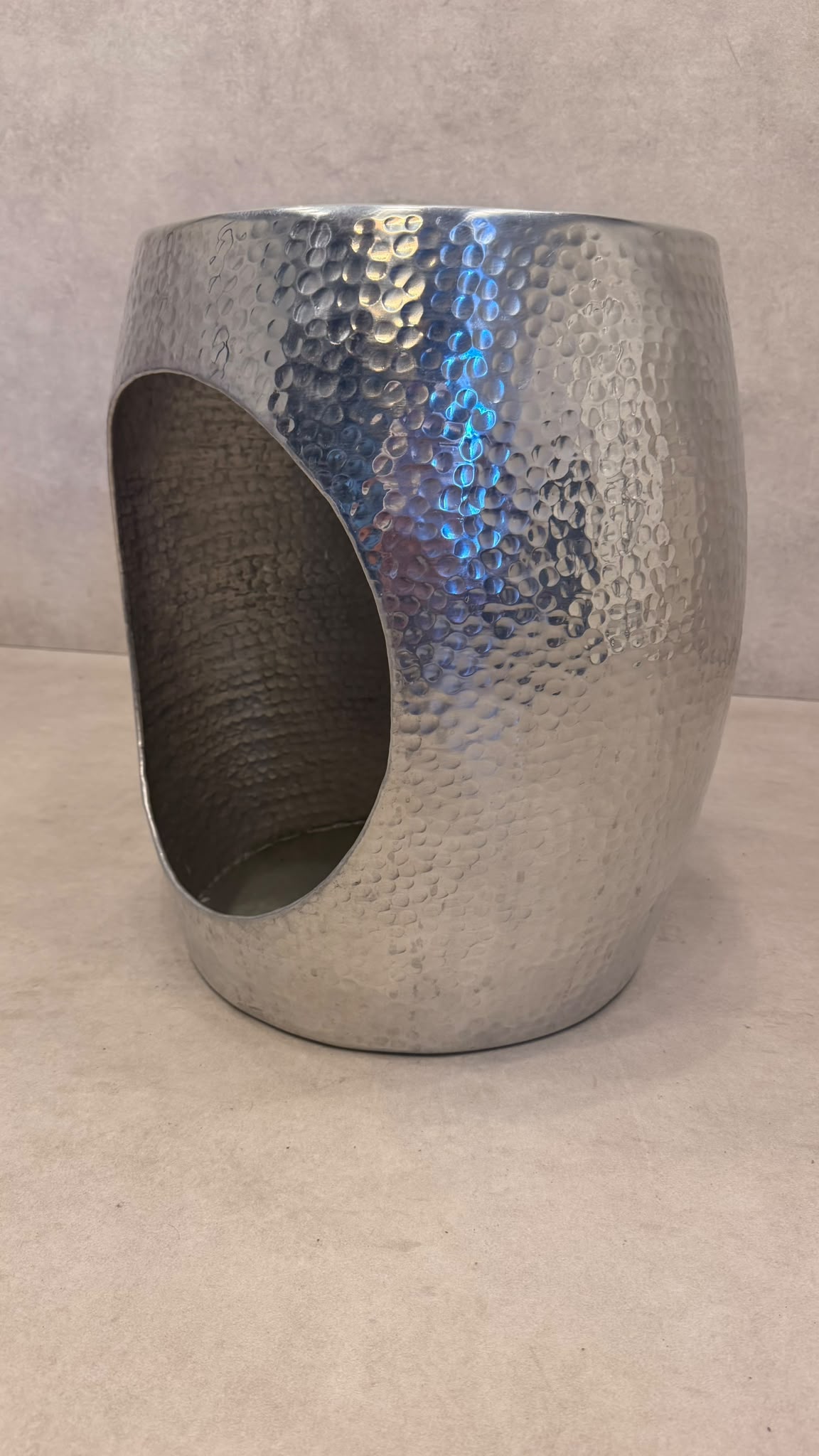 Design Beistelltisch aus gehämmertem Metall Silber