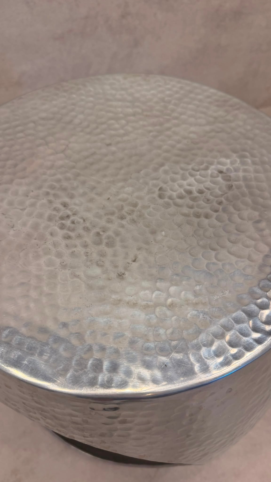 Design Beistelltisch aus gehämmertem Metall Silber
