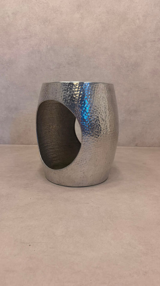 Design Beistelltisch aus gehämmertem Metall Silber