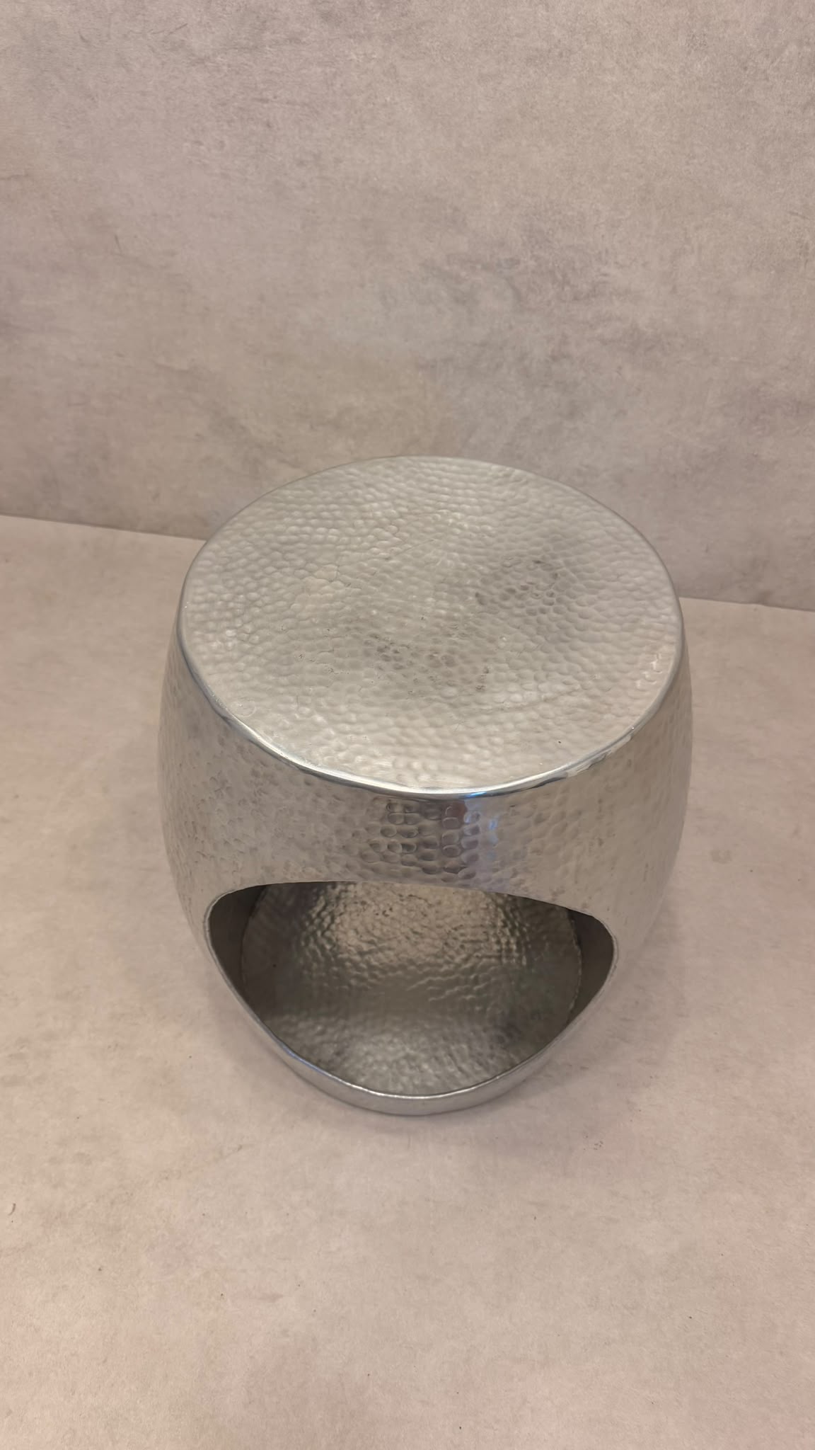 Design Beistelltisch aus gehämmertem Metall Silber