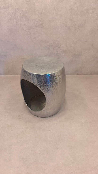 Design Beistelltisch aus gehämmertem Metall Silber