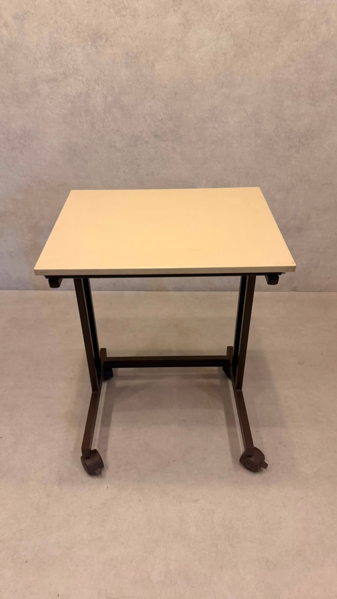 Vintage retro Beistelltisch auf Rollen in Braun