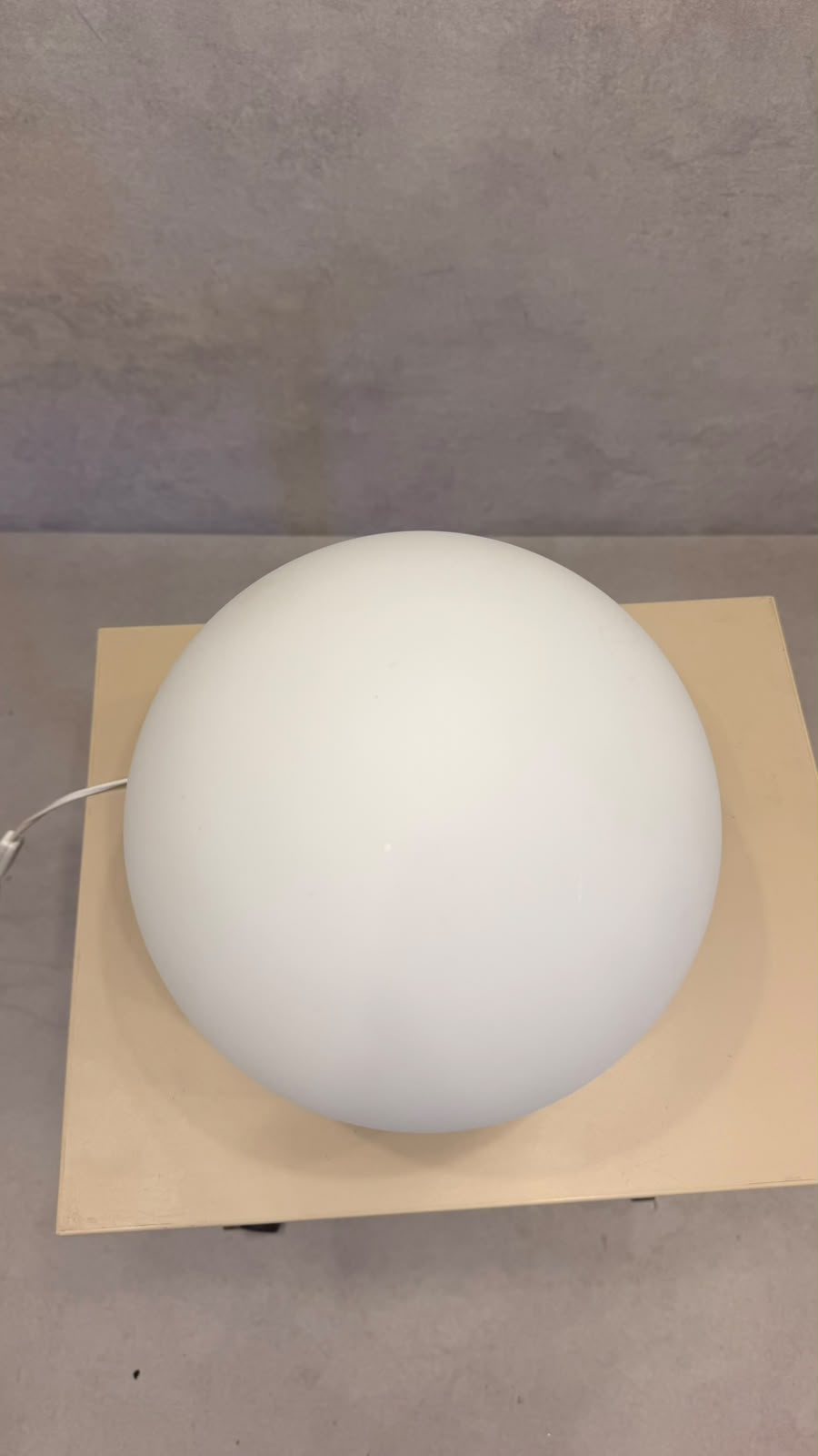 Design Kugelleuchte Tischlampe aus Opalglas