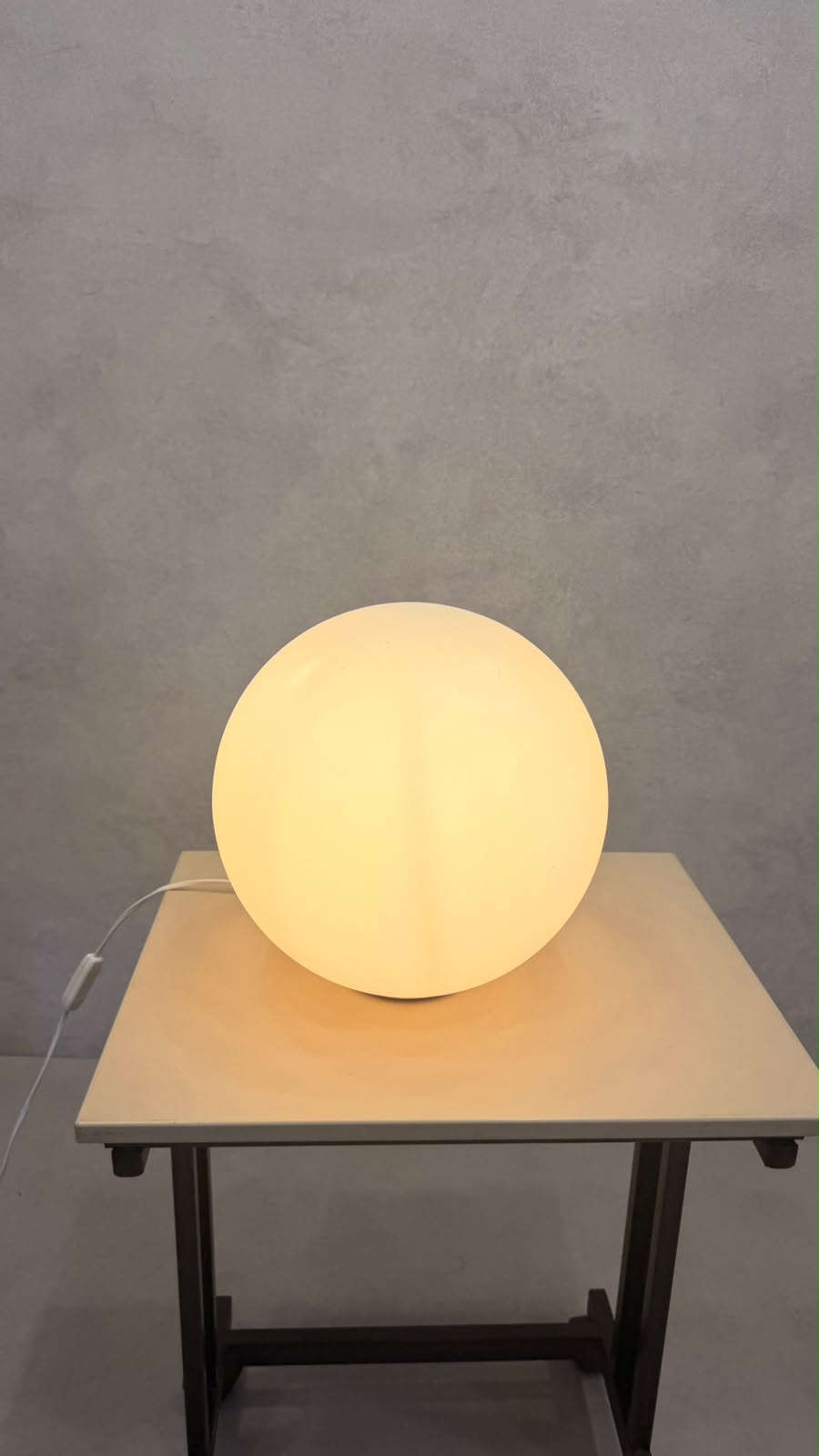 Design Kugelleuchte Tischlampe aus Opalglas