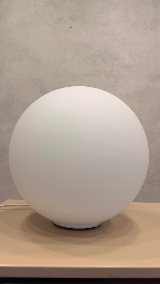 Design Kugelleuchte Tischlampe aus Opalglas