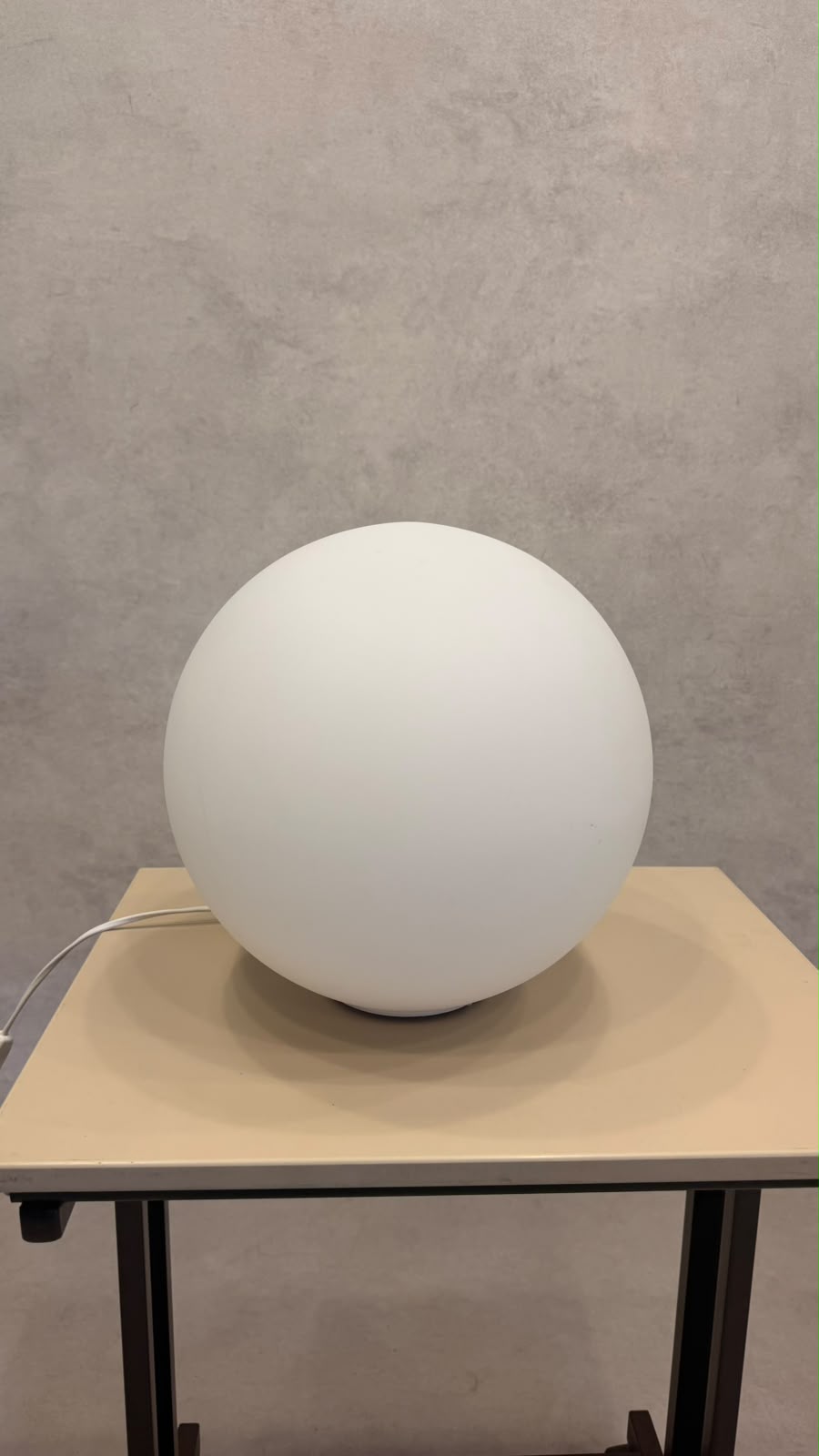 Design Kugelleuchte Tischlampe aus Opalglas