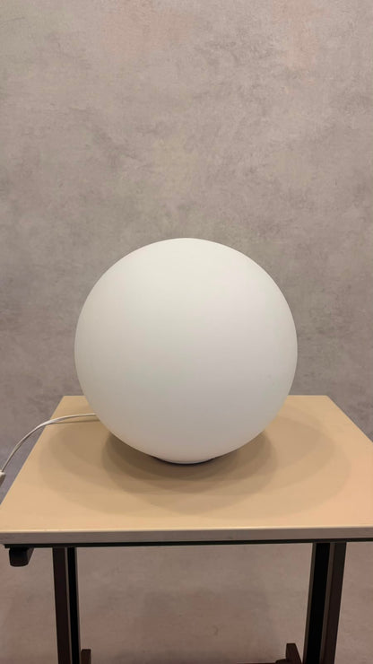 Design Kugelleuchte Tischlampe aus Opalglas